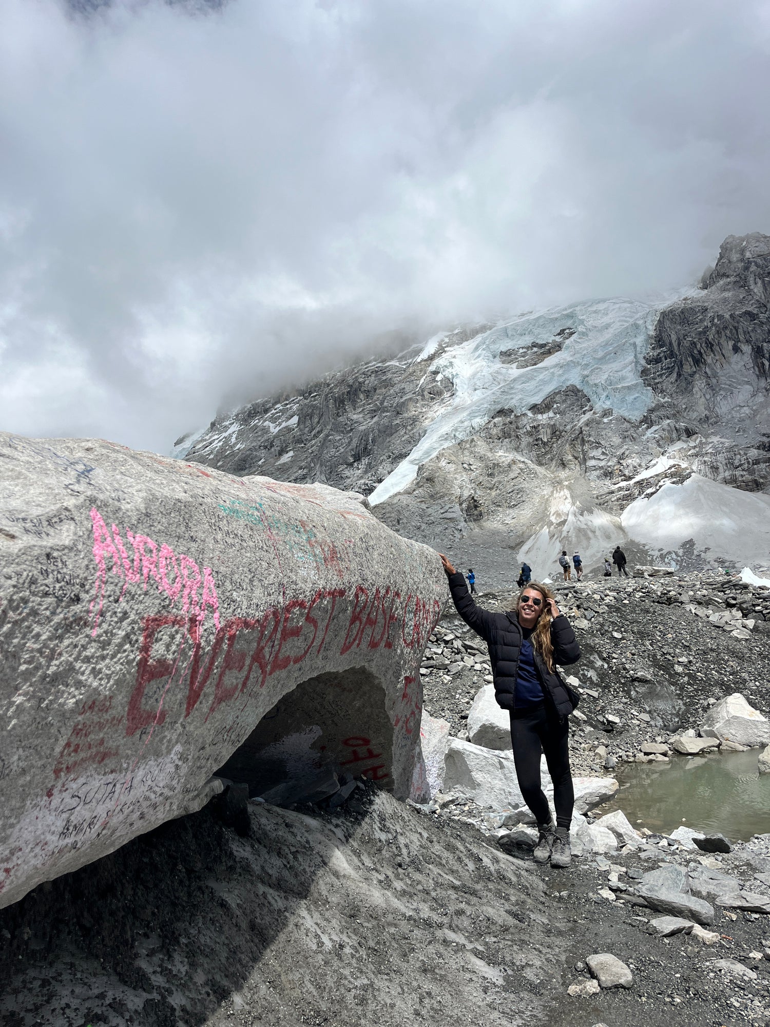 Vrouwelijke ondernemer bij Everest Base Camp – inspiratie voor avontuurlijke reizigers