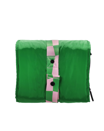 Gesloten achterkant van de groene travel organizer