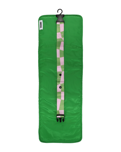 Achterzijde van open groene travel set zonder bevestigde pouches