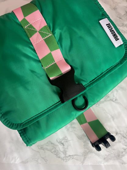 Groene reisset op badkamermeubel – lifestyle setting met beautyproducten