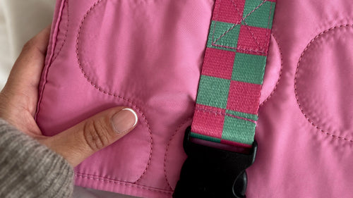 Roze toilettas set in hotelomgeving – sfeervolle reisuitstraling