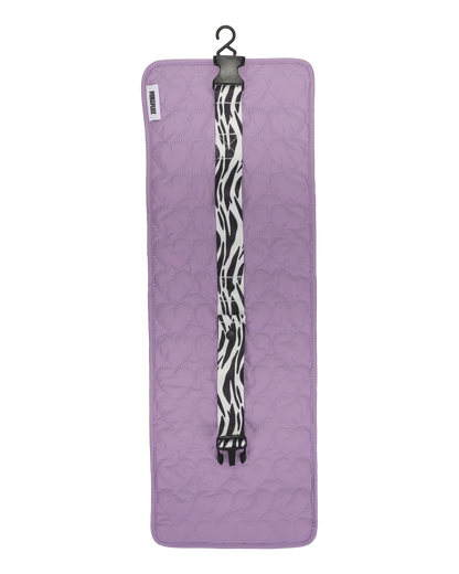 Achterzijde van open paarse set met bevestigde pouches