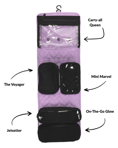 Paarse travel set open – overzicht van pouches en inhoud