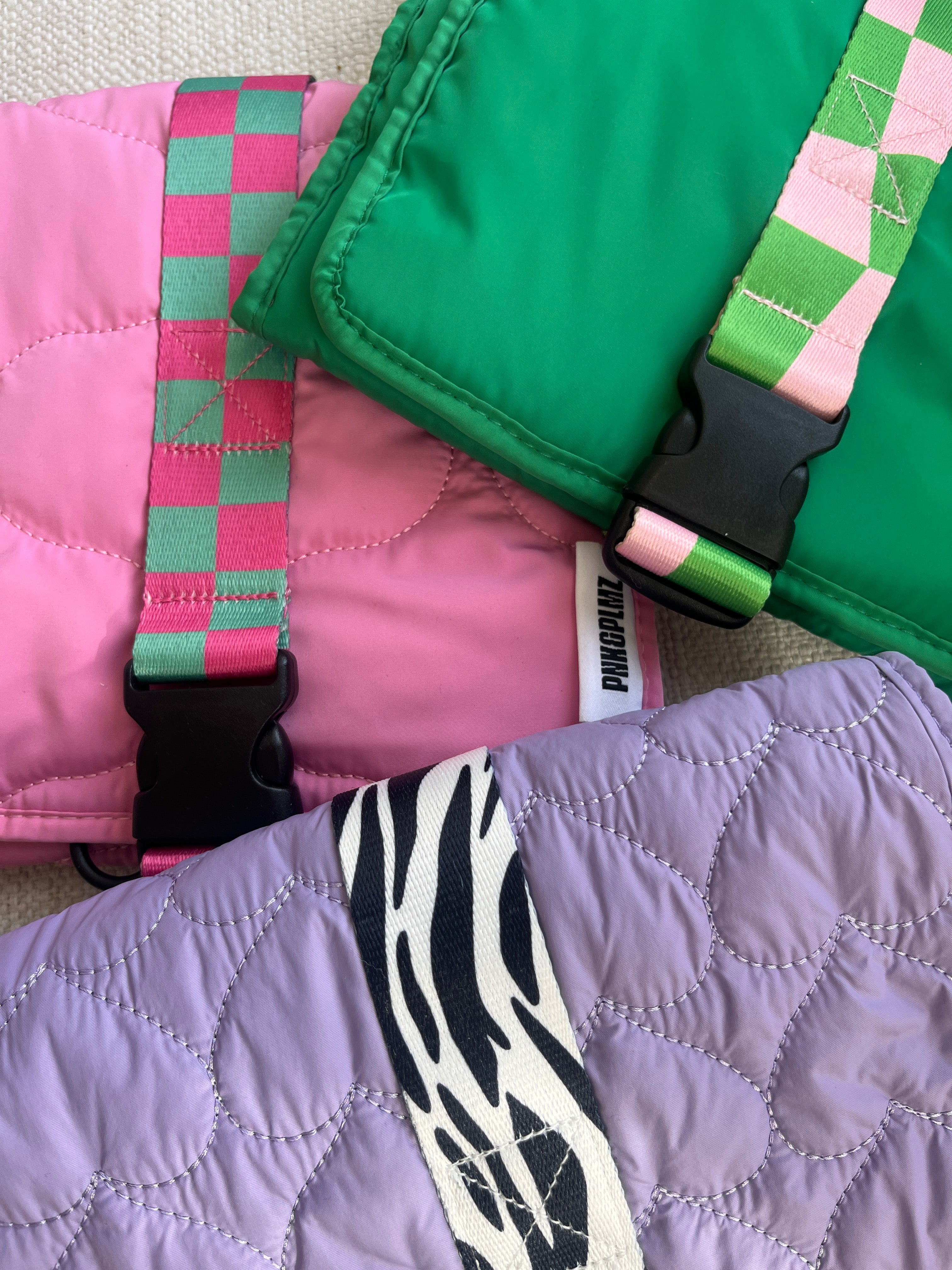 Stapel travel sleeves in lila, groen en roze – modulaire reisset in kleuren